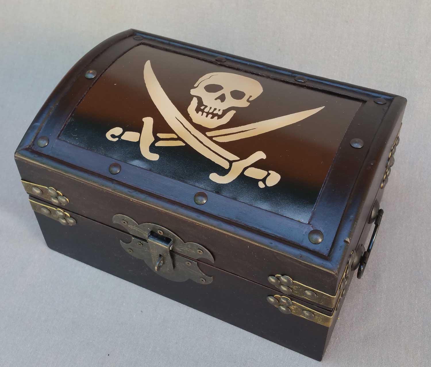 Pirate Chest with Cptn Jack Rackham's Flag - Click Image to Close